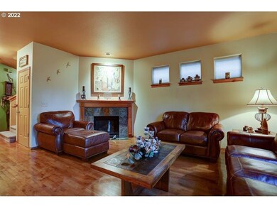 19478 Hollygrape St, Bend, OR 97702 - photo 2