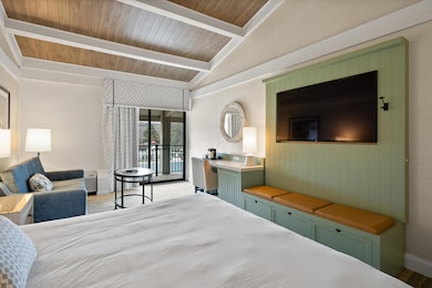 King Bed w Pool Views