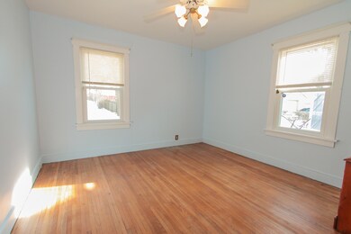 725 N Grove Ave, Elgin, IL 60120 - photo 5