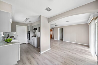 8807 Creeping Vine Ln, Houston, TX 77088 - photo 3