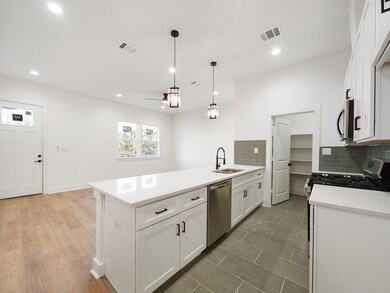 3907 Falls St unit B, Houston, TX 77026 - photo 6