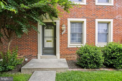 1310 Chetworth Ct, Alexandria, VA 22314 - photo 3