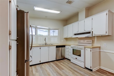 Bright kitchen with lots of cabinets