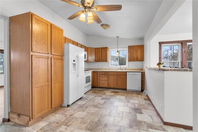 2001 Lauren Dr SW, Cedar Rapids, IA 52404 - photo 4