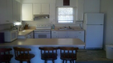 Kitchen & Breakfast Bar