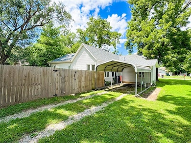 205 W 5th St, Pineville, MO 64856 - photo 4