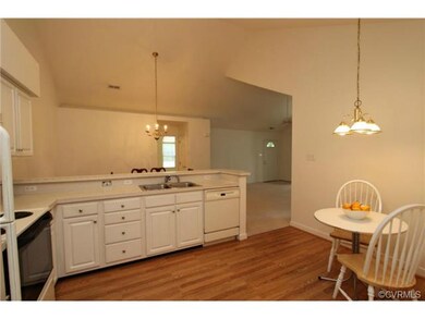 Nice Eat-in Kitchen