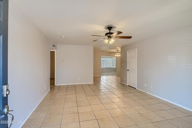 8-643152099-06 Foyer