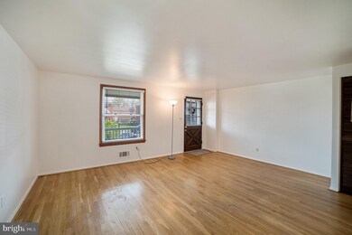 1028 Foxchase Ln, Essex, MD 21221 - photo 4