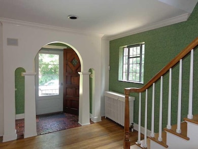 Entry/Foyer.