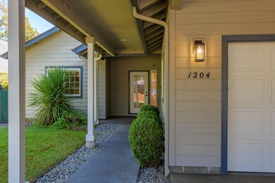 1204 E Park St, Grants Pass, OR 97527 - photo 4