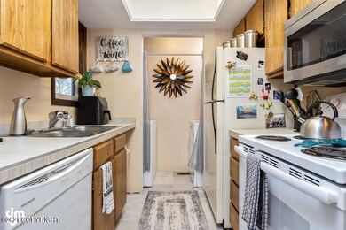 06-Kitchen-Laundry Pantry_SOPH6037