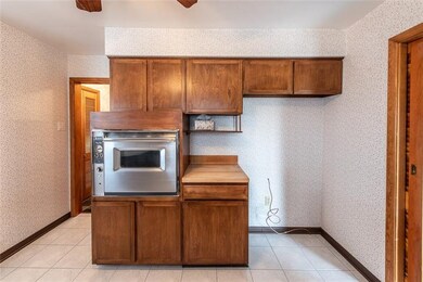 Built in Oven with Plenty of cabinets and small Pa