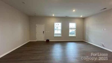 5810 Coulee Ln, Charlotte, NC 28215 - photo 3