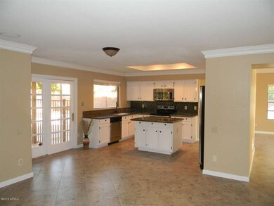 Kitchen & eat-in area