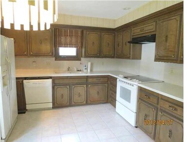 Kitchen, fully applianced, tile flooring
