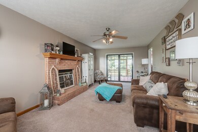 Great room w/gas log fireplace