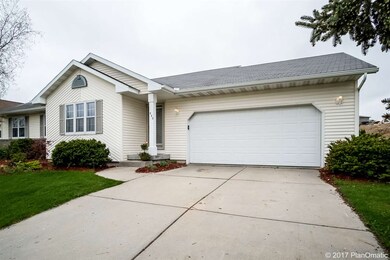 555 Oakwood Dr, Oregon, WI 53575 - photo 2