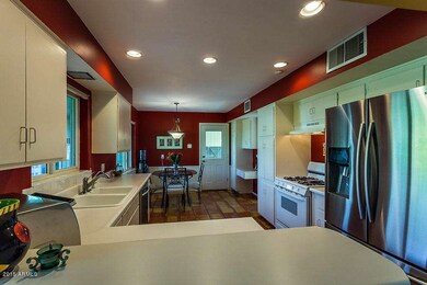 Eat-in Kitchen