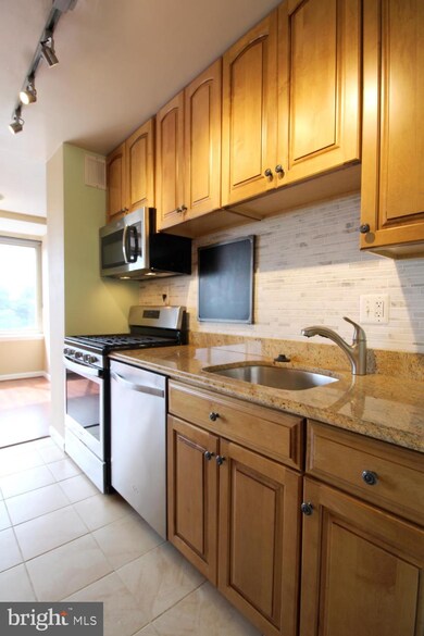 Taft Towers unit 806, Arlington, VA 22201 - photo 4