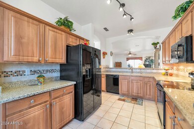 10352 W Potter Dr-large-010-013-10352 W