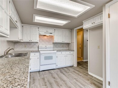 11305 Benttree Cir, Oklahoma City, OK 73120 - photo 5