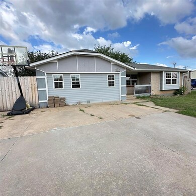 Ranch-style house featuring extended drive way