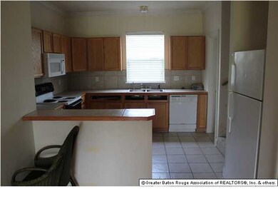 KITCHEN/BREAKFAST BAR