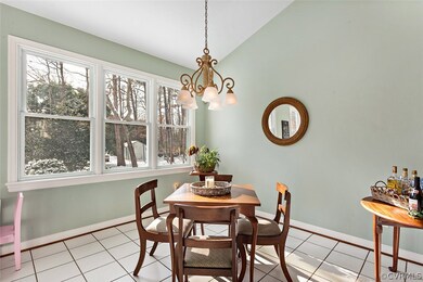 Eat-in kitchen with chandelier and windows overloo