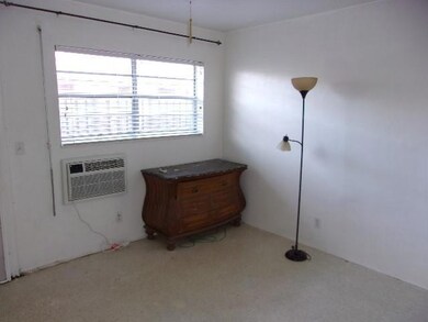 BEDROOM WITH WALL UNIT A/C.