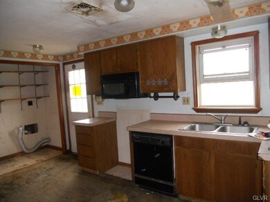 1934 Applewood Dr, Orefield, PA 18069 - photo 3