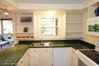 3417 Tyburn Tree Ct, Herndon, VA 20171 - photo 4