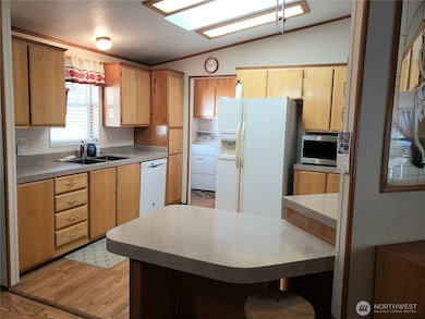 209 Noble Fir Cir unit 60, Enumclaw, WA 98022 - photo 3