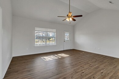 202 Cottonwood Dr, Shelbyville, TN 37160 - photo 3