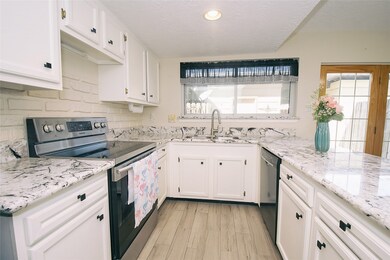 3934 Laura Leigh Dr, Friendswood, TX 77546 - photo 6