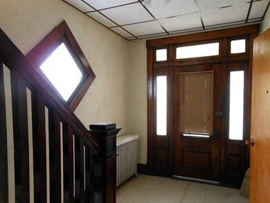 Entry/Foyer.