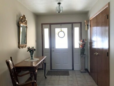 OPEN ENTRY WITH CLOSET