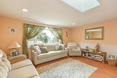 007-Living_Room-5511185-medium