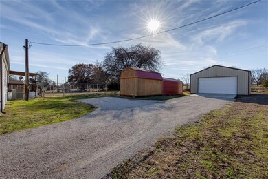 169 Lowrey Cir, Springtown, TX 76082 - photo 4