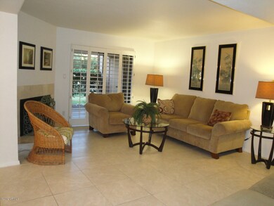 Lagre Living Room w/Access To Back Patio
