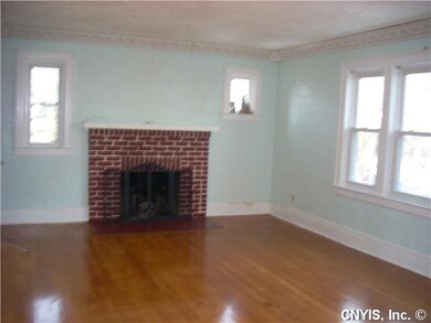 Living Room Large livingrm with fireplace