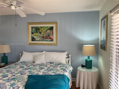 King size bed ,wood floor, private balcony on the river