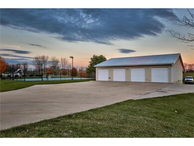 4 door outbuilding with 2,000 sq. ft. of space. Co
