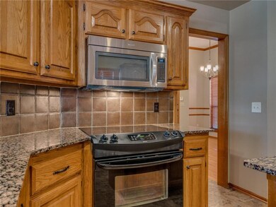 Kitchen:  Stainless/black appliances (including a 