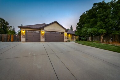 3-car garage w/RV Parking