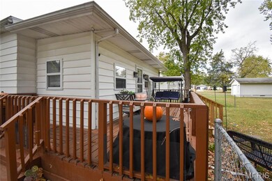 615 E MacOupin St, Staunton, IL 62088 - photo 4