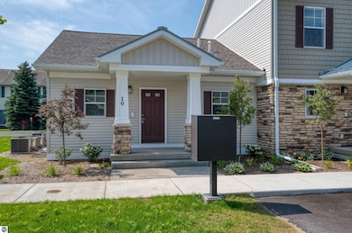 1548 Simsbury St unit 10, Traverse City, MI 49686 - photo 2