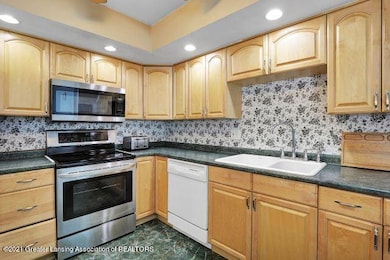 521 Village Dr, Lansing, MI 48911 - photo 6