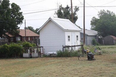 806 S Monroe St, Hugoton, KS 67951 - photo 2
