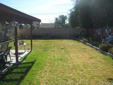 Enclosed back yard with patio trellis